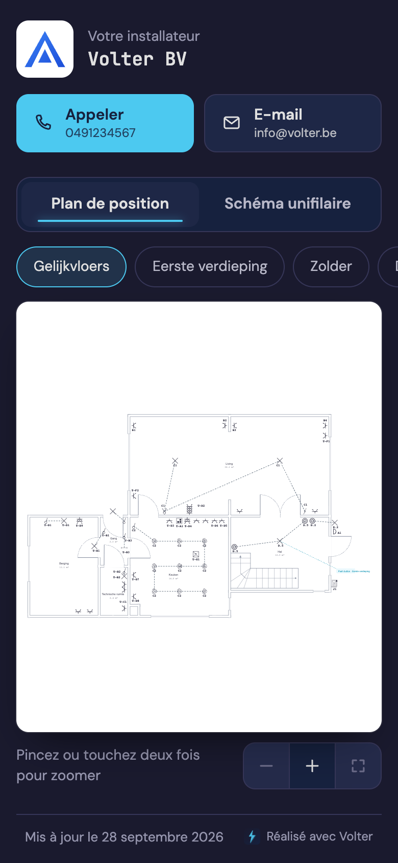 La page que votre client ouvre sur son smartphone : le logo et les coordonnées de l'installateur, des boutons pour appeler et envoyer un e-mail, et le plan de position du rez-de-chaussée.